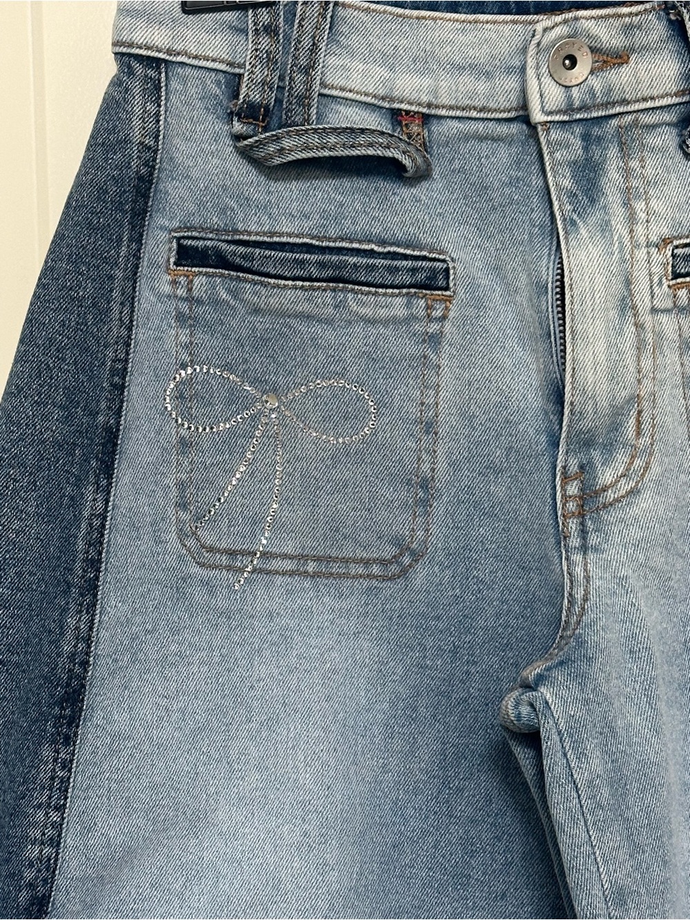 SOLD**** FRAYED Two Tone Barrel Ankle Jeans with Side Bow Detail size 24 - Picture 3 of 8